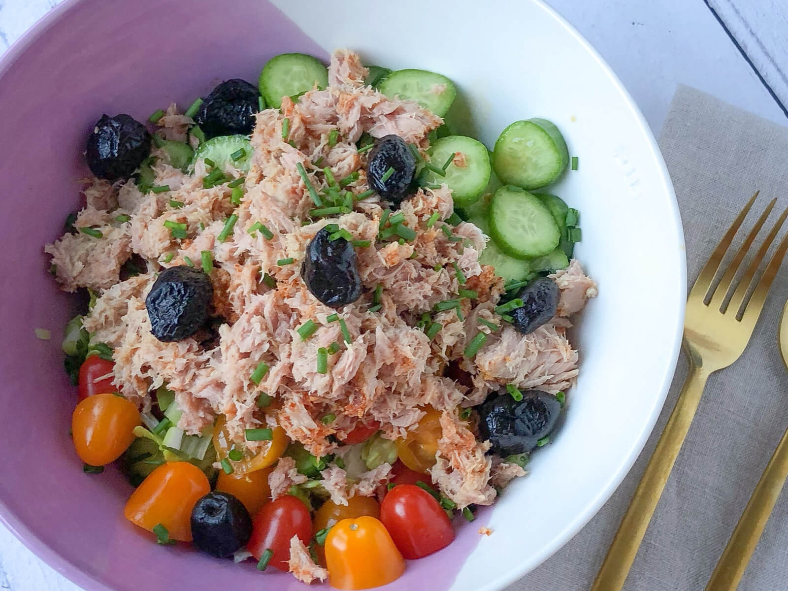 A bowl of tuna, olives, tomatoes, cucumber and other ingredients to heal your migraines, ibs, colitis...