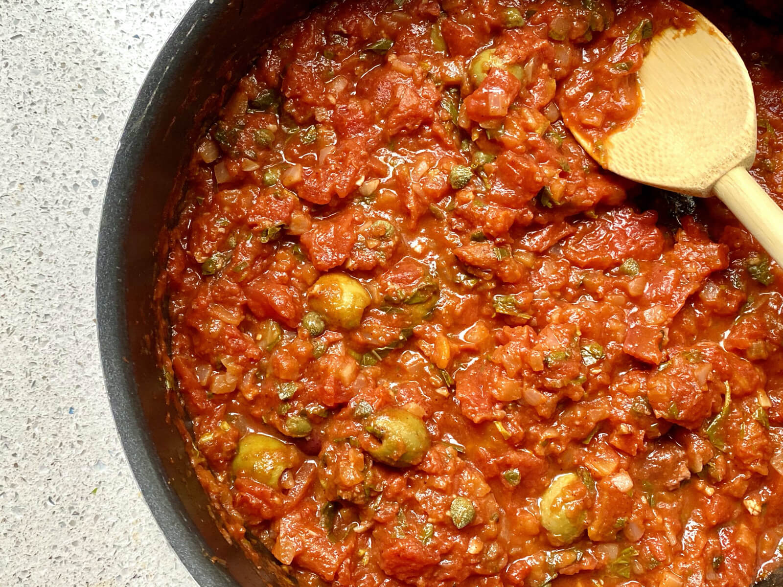 A tomato sauce created by Anti-inflammation Pioneer Yalda Alaoui. It includes ingredients that are good for the body and is packed with taste.