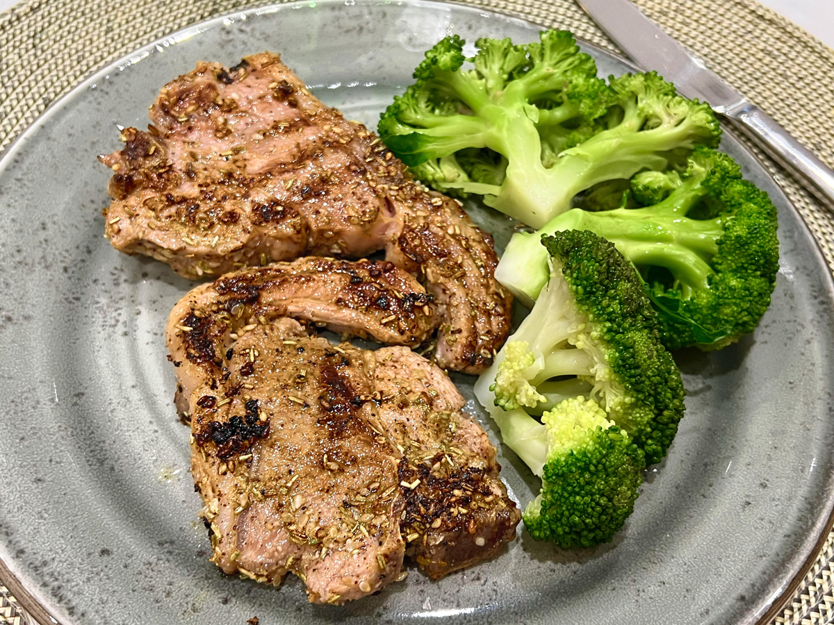 A plate of lamb chops and broccoli