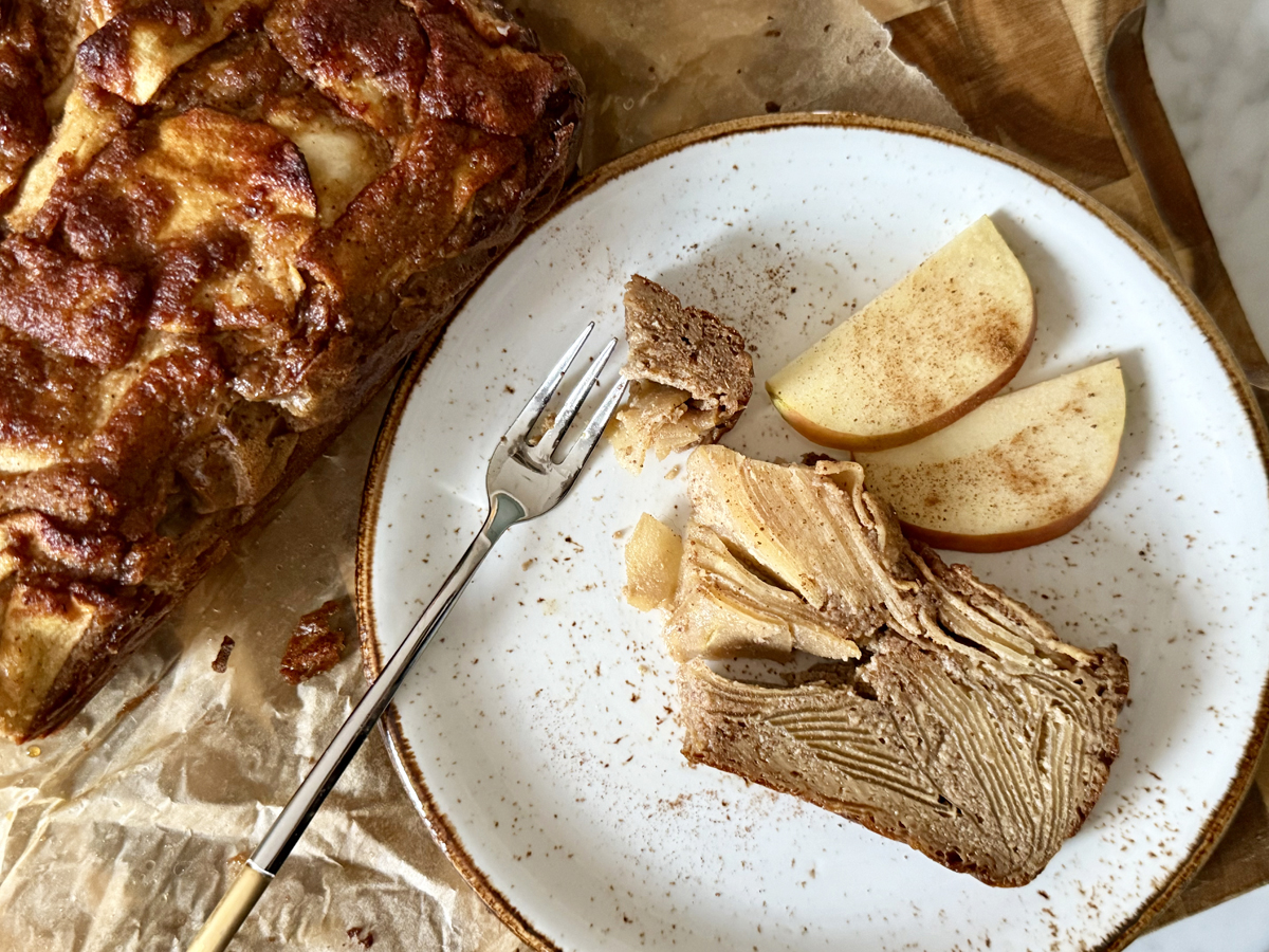 Invisible Apple cake served with apple slices